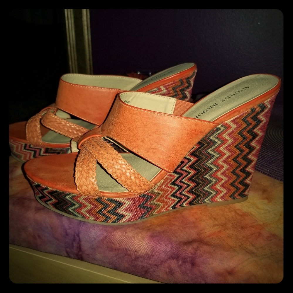 New neva wore Wedge sandals